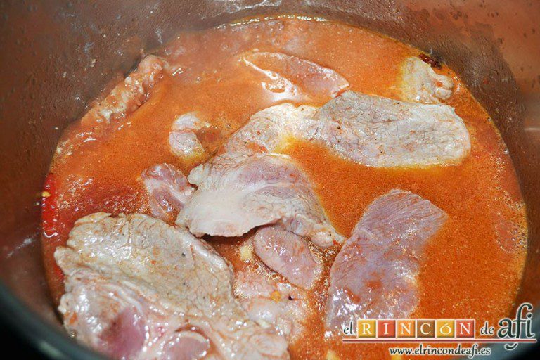 Chuletas de cerdo de cuello en salsa, cubrir con agua