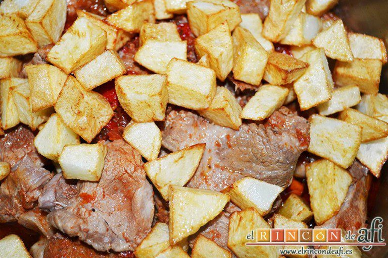 Chuletas de cerdo de cuello en salsa, añadir las papas fritas en cuadrados