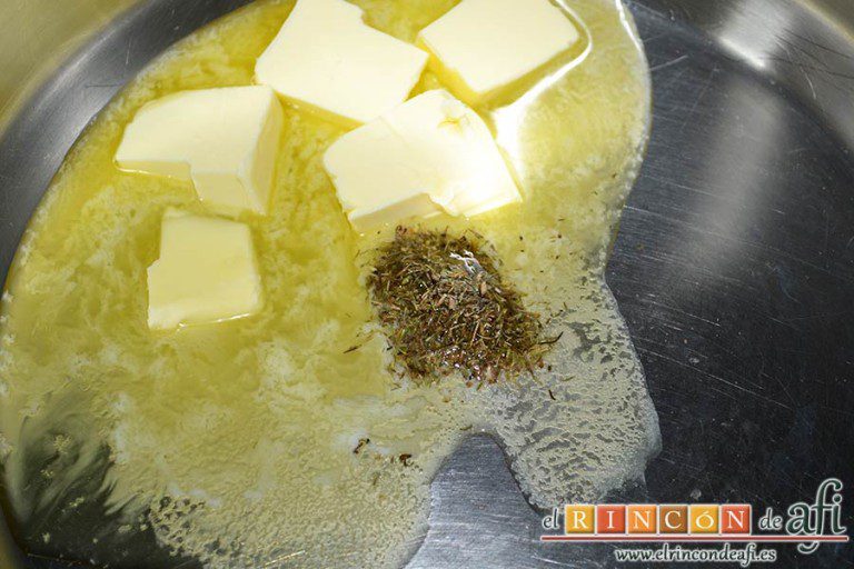 Crema de cebolla con cerveza, derretir la mantequilla en una cacerola con tomillo seco