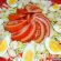Ensalada con tomate, huevos, queso, col y palitos de cangrejo
