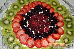 Hojaldre con frutas variadas, extender la crema sobre el hojaldre y decorar con las frutas