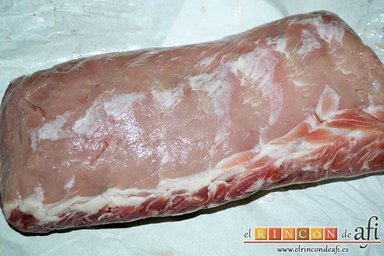 Lomo de cerdo embarrado con especias al horno, preparar la carne