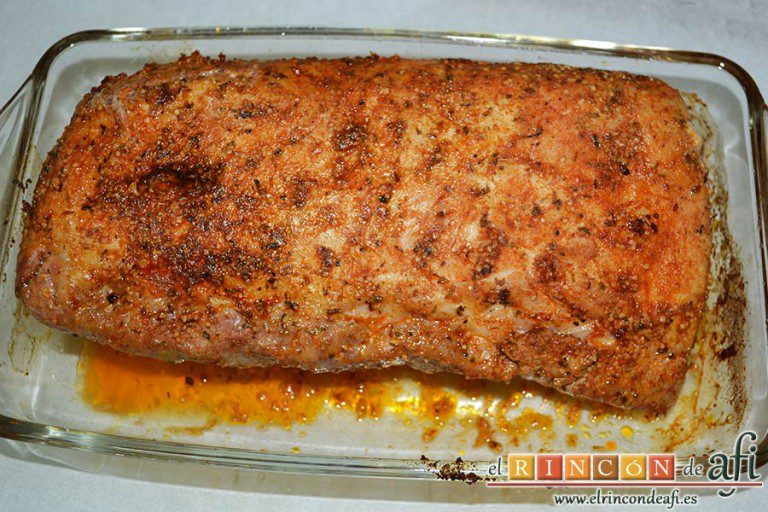 Lomo de cerdo embarrado con especias al horno, hornear hasta que la carne esté hecha