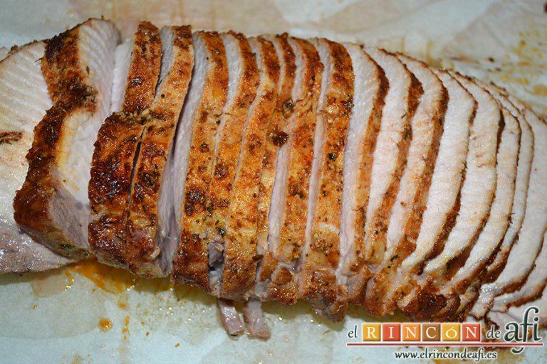 Lomo de cerdo embarrado con especias al horno, trocear en lonchas no muy gruesas