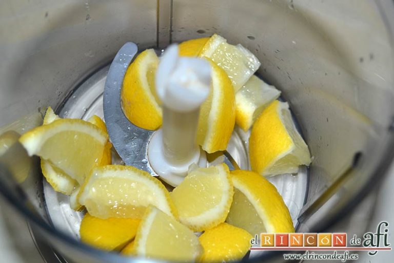 Pudin de limón, lavar los limones, cortarlos en 8 trozos y meterlos en la picadora