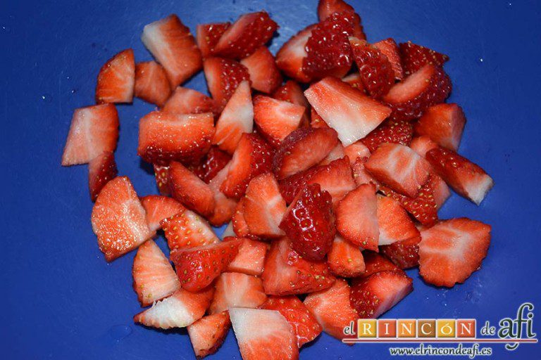 Tarta de fresas y nata, picar las fresas en trocitos
