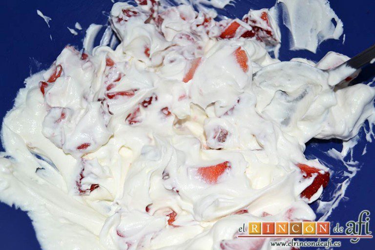 Tarta de fresas y nata, usamos unas cuantas cucharadas de nata para mezclarla con las fresas troceadas