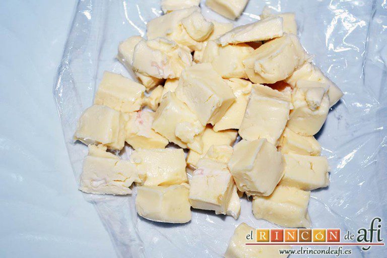 Tortilla de puerros y queso brie, retirar la corteza del queso brie y cortar en cubitos