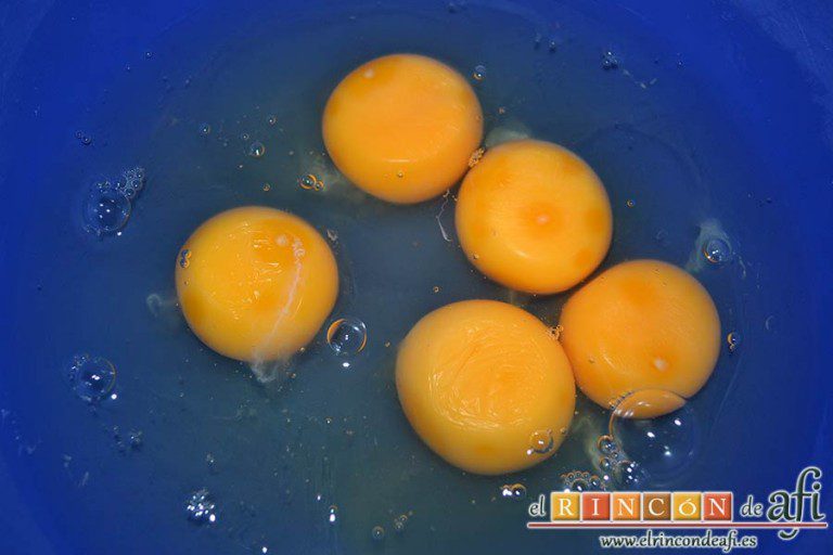 Tortilla de puerros y queso brie, poner los huevos en un bol
