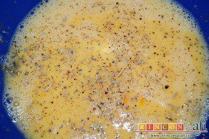 Tortilla de puerros y queso brie, añadir la sal y las especias
