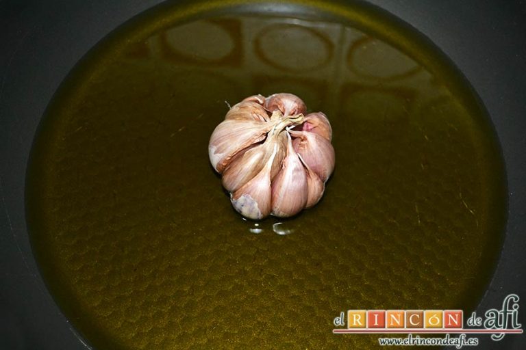 Cabrito estilo Afi, en una sartén con abundante aceite de oliva ponemos la cabeza de ajo