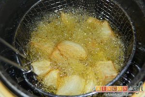 Cabrito estilo Afi, freír las papas en cuadraditos
