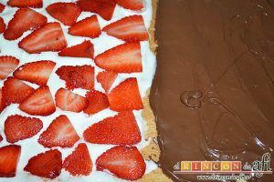 Brazo gitano con doble relleno, cubrir por un lado de chocolate y por otro de nata con fresas