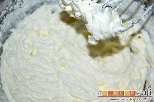 Brazo de gitano relleno de nata y fresa, montar la nata con azúcar