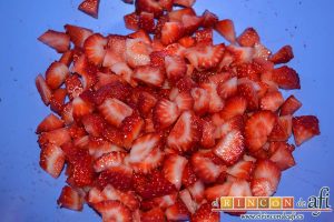 Brazo de gitano relleno de nata y fresa, lavar y picar las fresas