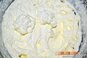 Brazo de gitano relleno de nata y fresa, reservar un poco de nata para decorar