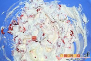 Brazo de gitano relleno de nata y fresa, mezclar el resto de la nata con las fresas troceadas
