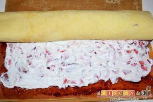 Brazo de gitano relleno de nata y fresa, enrollar poco a poco