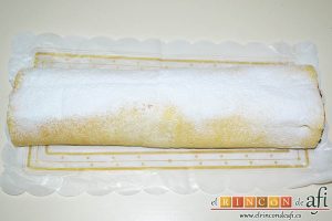 Brazo de gitano relleno de nata y fresa, terminar de enrollar, dejando la unión hacia debajo