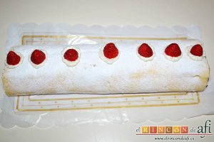 Brazo de gitano relleno de nata y fresa, espolvorear con azúcar glass y decorar