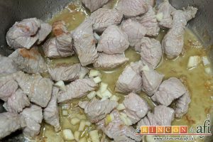 Menestra de verduras con carne de ternera, rehogar en una olla exprés la carne de ternera con los ajos