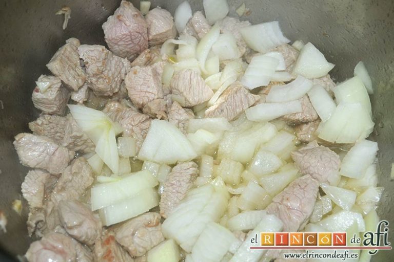 Menestra de verduras con carne de ternera, añadir la cebolla y un poco de sal