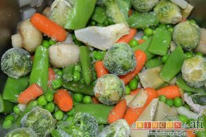 Menestra de verduras con carne de ternera, poner a hervir la menestra