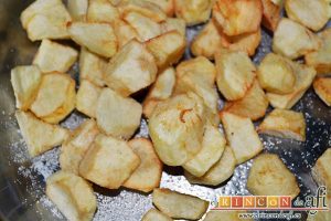 Menestra de verduras con carne de ternera, freír las papas y ponerlas en un caldero