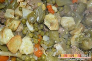 Menestra de verduras con carne de ternera, escurrir la menestra y añadírselas a las papas junto a la carne