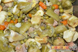 Menestra de verduras con carne de ternera, remover todo bien