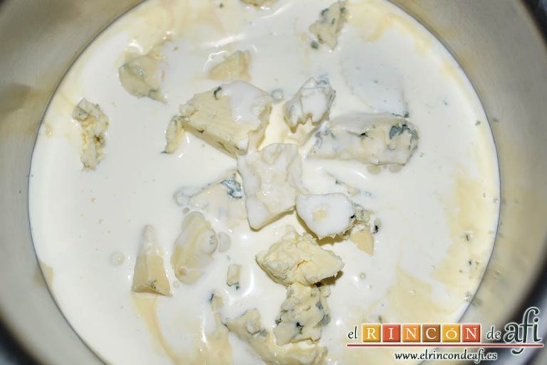Pechugas de pollo rellenas con espinacas y salsa de queso, calentar la nata y añadir el queso azul troceado