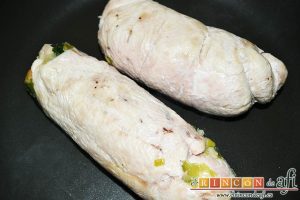 Pechugas de pollo rellenas con espinacas y salsa de queso, poner los rollos en una sartén