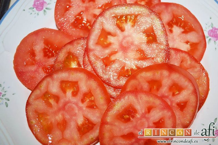 Tarta de verduras, cortar los tomates en rodajas