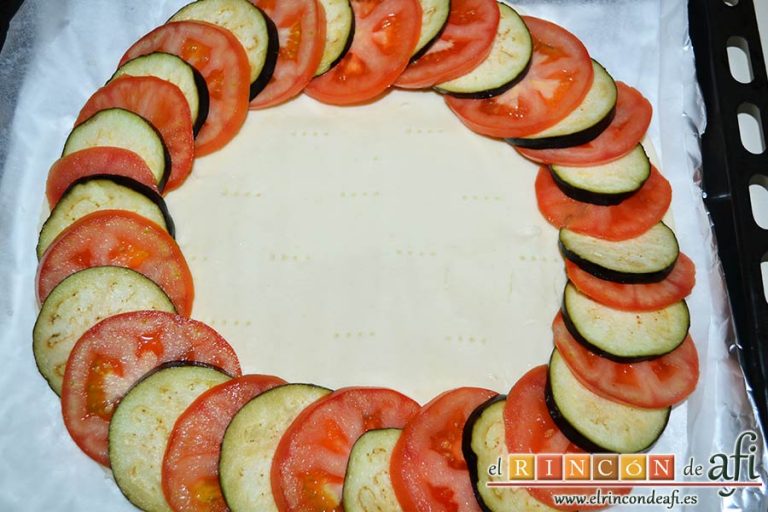 Tarta de verduras, ir disponiendo de forma alterna los tomates y berenjenas