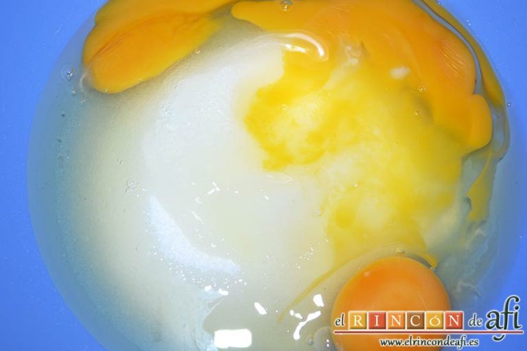 Bizcocho sin aceite ni mantequilla, poner en un bol los huevos con el azúcar