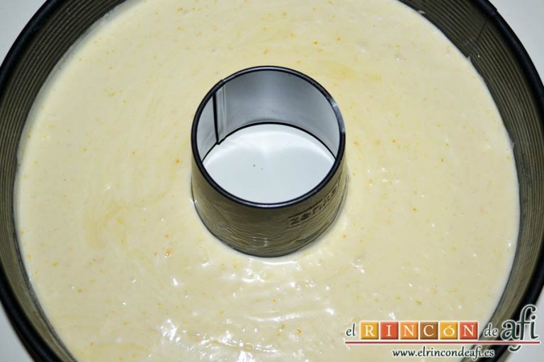 Bizcocho sin aceite ni mantequilla, encamisar el molde con mantequilla y harina y volcamos la masa