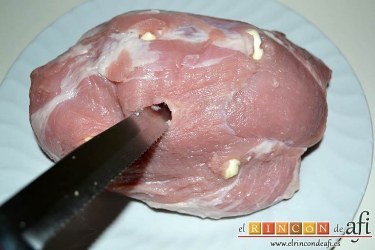 Bola de cerdo con miel y mostaza, hacer agujeros en la carne con un cuchillo