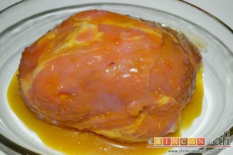 Bola de cerdo con miel y mostaza, colocar la carne y untar el resto de la mezcla por encima