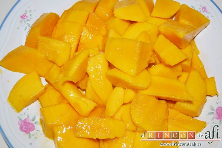 Crema de mango caramelizada, pelar y trocear las mangas, rociarlas con el zumo de media lima
