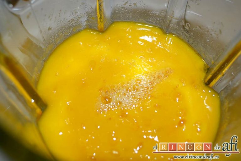 Crema de mango caramelizada, colocar la gelatina sobre el puré de mangas