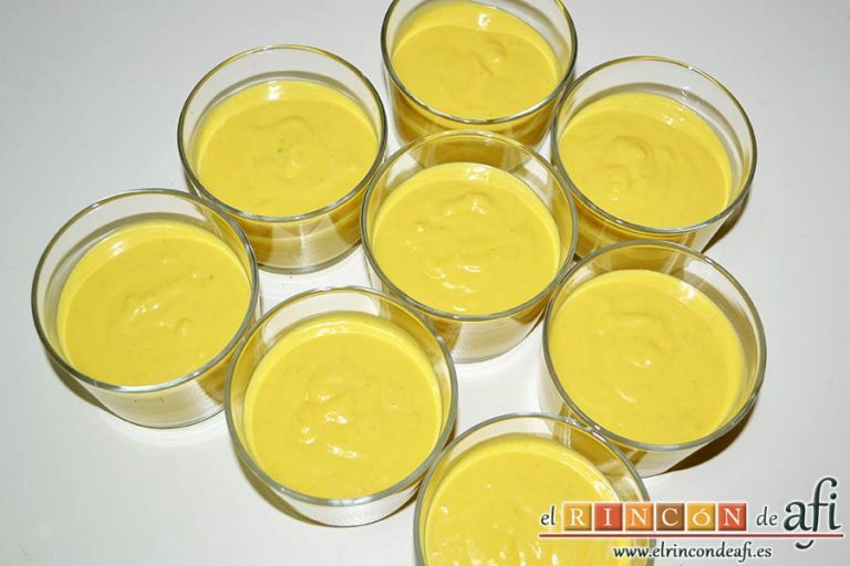 Crema de mango caramelizada, volcar sobre los recipientes