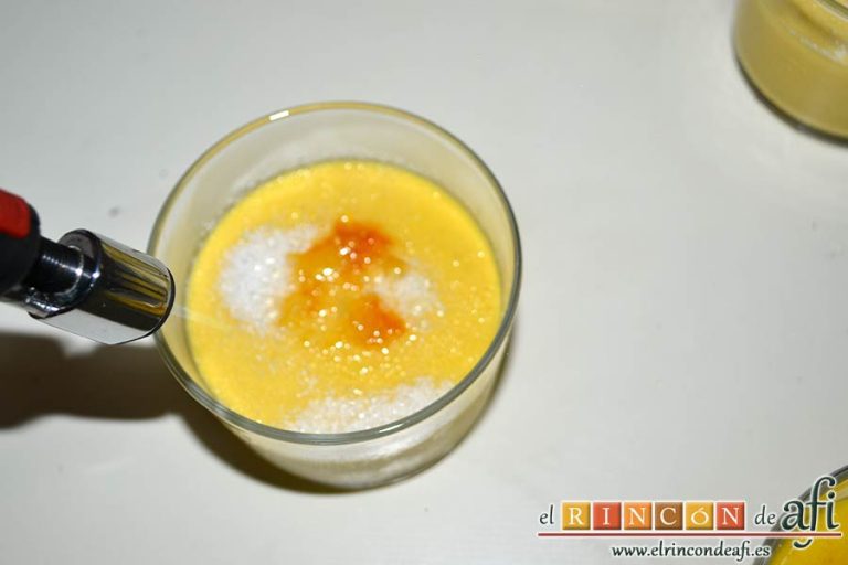 Crema de mango caramelizada, poner azúcar por encima y caramelizar