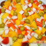 Ensalada de mangas, melón y palitos de cangrejo