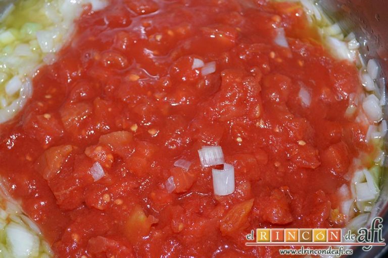 Gnocchi alla sorrentina, añadir el tomate