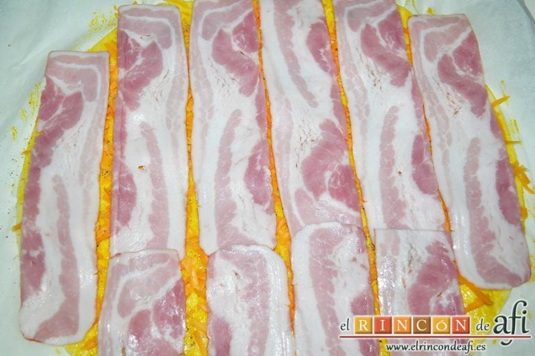 Rizos de bacon y queso cheddar curado de Lorraine Pascale, colocar el bacon dejando un poco de espacio entre las tiras