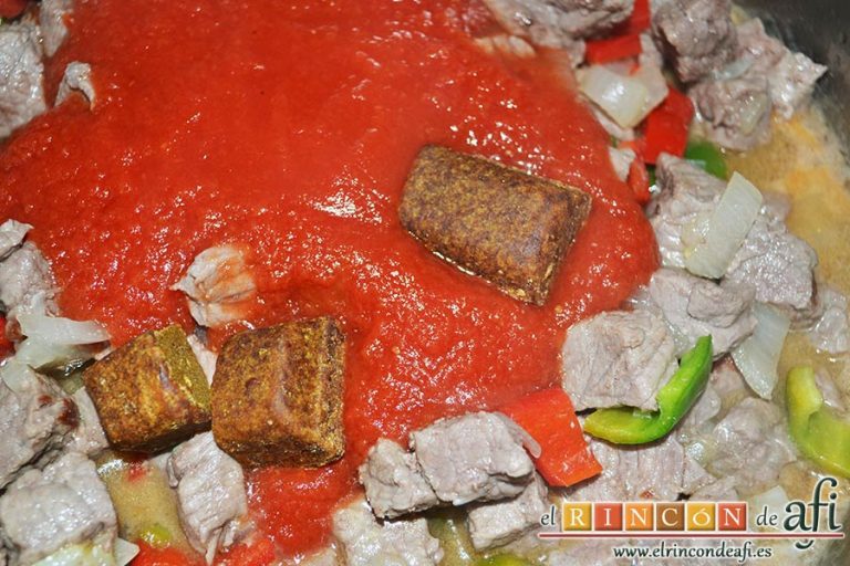 Ternera con pasta de curry, añadir el bote de salsa de tomate triturado y las pastas de curry