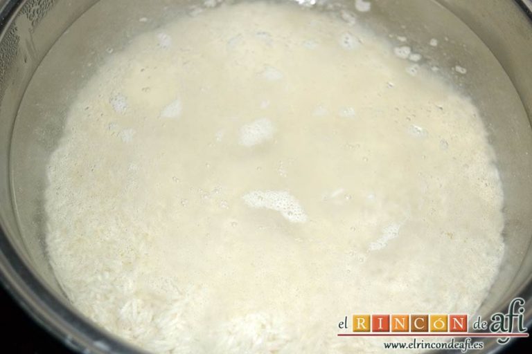 Ternera con pasta de curry, poner abundante agua en un caldero y cuando hierva, añadir el arroz