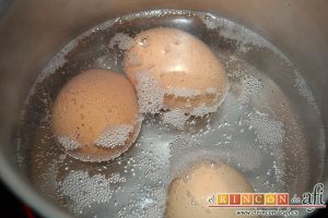 Acelgas con papas y refrito de ajos con jamón serrano, poner a hervir los huevos