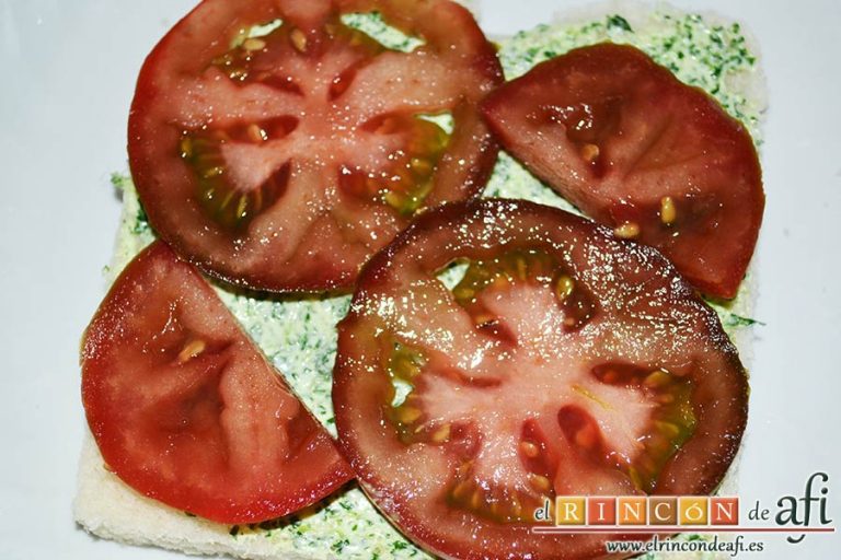 Crema de berros con queso, tomate y aguacate para untar en sandwiches, lavar bien los tomates y poner rodajas sobre el pan untado