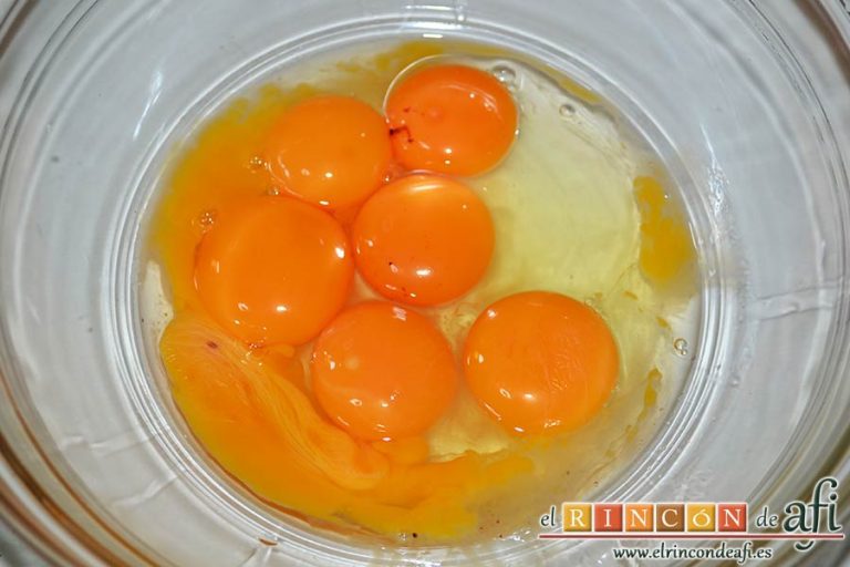 Tocinillo de cielo, en un bol ponemos los 3 huevos con las 4 yemas